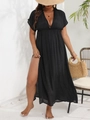 Detail eines schwarzen Maxikleids mit tiefem V-Ausschnitt und Seitenschlitz für den Sommer - 0XL / Schwarz