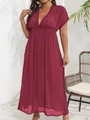 Detail von tiefem V-Ausschnitt und hoher Taille am weinroten Maxikleid mit Falten - 3XL / Weinrot