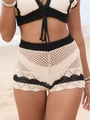Dettaglio degli shorts da spiaggia all'uncinetto con bordo ondulato nero a contrasto - S / Top e Pantaloni / Albicocca