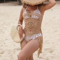Detaillierte Nahaufnahme des Boho-Häkel-Strandkleids mit Fransen und floralem Strickmuster - S / Khaki