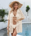 Dettaglio del copricostume da spiaggia beige all'uncinetto con colletto polo e bordi - S / Albicocca