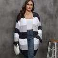 Vorderansicht eines langen gestreiften Cardigans in Übergröße mit Taschen und weichem Strick - 0XL / Oberteile / Schwarz Weiß Grau