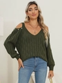 Dettaglio del maglione a trecce verde scuro con scollo a V e decorazioni di perle sulle spalle - S / Verde Militare