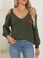 Dettaglio maglione a trecce verde scuro con scollo a V e ricamo a cuore rosso - S / Verde Militare
