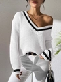 Detalle de jersey blanco con cuello de pico, rayas negras y textura de punto en modelo - S / Tops / Blanco