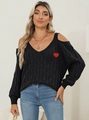 Dettaglio maglione a trecce con spalle scoperte e ricamo a cuore rosso sul petto - S / Nero