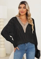 Detail eines schwarzen Lochstrickpullovers mit feiner beiger Blumen-Spitze am V-Ausschnitt - S / Schwarz