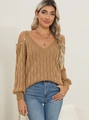 Maglione da donna kaki a trecce con scollo a V, spalle scoperte e decori di perle - S / Cammello
