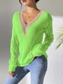 Détail du pull en maille vert fluo avec col en V en dentelle crochetée et motif ajouré chic - S / Vert