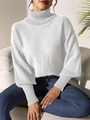 Dettaglio di maglione bianco a collo alto con polsini a coste e trama in maglia fine - S / Bianco