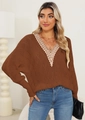 Detail eines hohlgestrickten Pullovers mit V-Ausschnitt, Spitze und Fledermausärmeln - S / Dunkelkamel