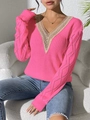 Détail du pull rose à col en V avec dentelle blanche et manches ajourées en losanges - S / Rouge Rose