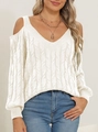 Detail van witte off-shoulder trui met V-hals en klassiek kabelgebreid patroon - S / Off-wit