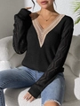 Détail du col en V avec dentelle et texture en maille losange sur le pull noir élégant - S / Noir