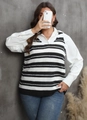 Dettaglio di un gilet in maglia a righe con scollo a V sopra una camicia bianca - 1XL / Nero