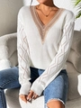 Détail du col en V avec dentelle et texture au crochet ajouré sur le pull blanc femme - S / Blanc