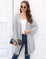 Détail de maille torsadée sur un cardigan long gris clair pour femme à bords côtelés - Gris clair