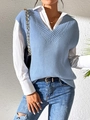 Detailopname van de gebreide v-hals vest met lichtblauwe textuur en gelaagde uitstraling - Blauw
