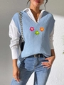 Detalle del chaleco de punto azul claro con cuello en V y parches florales hechos a mano - Talla única / Azul (Flores Rosa Verde Naranja)