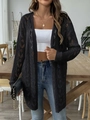Dettaglio di un cardigan nero in maglia traforata con intricati motivi floreali all'uncinetto - Taglia unica / Nero
