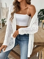 Dettaglio della maglia a uncinetto bianca e trama traforata del cardigan da donna in primo piano - Taglia unica / Bianco