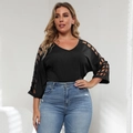 Detail der geometrischen Mesh-Ausschnitte am Ärmel des schwarzen V-Ausschnitt Tops - 1XL / Schwarz