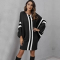 Détail de la texture en grosse maille et des rayures blanches contrastées sur la robe noire - Noir