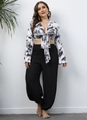 Detail der schicken Marmor-Bauchfreies-Top mit V-Ausschnitt und schwarzer High-Waist-Hose - 1XL / Schwarz