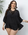Details des schwarzen Strand-Coverups in Übergröße mit Häkel-V-Ausschnitt und Rüschen - PLUS / Schwarz