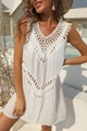 Detail des V-Ausschnitt-Häkeldesigns am weißen Boho-Strandkleid mit Stickerei - XL / Weiß