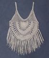 Detail eines cremefarbenen Boho-Häkel-Tops mit Mandala-Muster und langen Fransen - Einheitsgröße / Aprikose