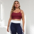 Detailopname van bordeauxrode geribbelde top en high-waist patchwork yoga-leggings - 0XL / Wijnrood
