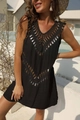 Nahaufnahme der böhmischen Häkelstruktur auf einem schwarzen Strandkleid mit V-Ausschnitt - XL / Schwarz