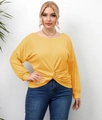 Détail du haut jaune moutarde grande taille avec nœud torsadé et col bateau élégant - Jaune
