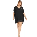 Detail von Häkel-V-Ausschnitt und Fransen am schwarzen Übergröße Strandkleid für Damen - XXL / Schwarz