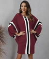 Dettaglio dell'abito in maglia bordeaux con maniche a pipistrello e strisce bianche e nere - S / Rosso Vino