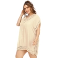 Detalle del bordado de ganchillo con cuello en V en un vestido playero holgado en beige - Talla Única / Bottoms / Albaricoque