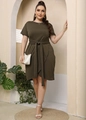 Dettaglio dell'abito taglie forti verde militare con cintura in vita e orlo asimmetrico - 0XL/L / Verde Militare