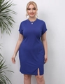 Detalle de vestido de punto acanalado azul con cuello redondo y abertura lateral moderna - Azul