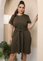 Détail de la robe grande taille olive avec ceinture nouée et ourlet croisé - 0XL/L / Haut Et Bas / Vert Militaire