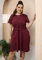 Detail der Taillenbindung und Faltenstruktur am weinroten Plus-Size-Kurzarmkleid - Weinrot