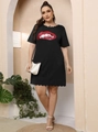 Détail d'une robe noire grande taille avec lèvres à paillettes et bords festonnés - Noir