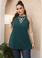 Λεπτομέρεια σκούρου πράσινου αμάνικου halter top με V λαιμόκοψη και διάτρητο σχέδιο - 1XL / Tops / Σκούρο Πράσινο