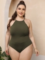 Detail van de olijfgroene halter-bodysuit van elastisch gebreide stof op een curvy model - Legergroen