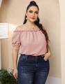 Dettaglio del top rosa con spalle scoperte e volant e jeans con dettaglio a catena - 2XL / Top / Rosa