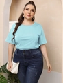 Λεπτομέρεια γαλάζιου γυναικείου T-shirt με στρογγυλή λαιμόκοψη και εφαρμοστή γραμμή - 0XL/L / Tops / Γαλάζιο
