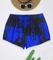 Dettaglio di pantaloncini mare estivi con motivo tie-dye blu e bordo profilato bianco - 0XL/L / Blu