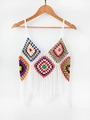 Nahaufnahme von handgefertigtem Boho-Häkeloberteil mit buntem Patchwork und weißen Fransen - Einheitsgröße / Weiß