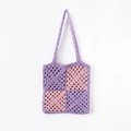 Nahaufnahme der handgefertigten Häkeltasche im Granny-Square-Stil in Lavendel und Rosa - Hellviolett Patchwork Rosa