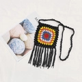 Handgehäkelte Umhängetasche mit buntem Blumenmuster und langen schwarzen Fransen - Schwarz